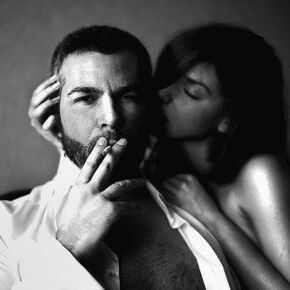 Mujer y hombre brutal que agrandó su pene.