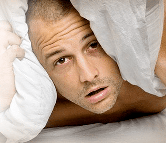 hombre molesto que quiere agrandar su pene