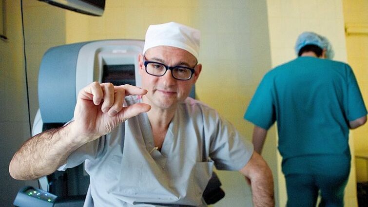 el médico le muestra a un pene pequeño cómo agrandarlo con una bomba