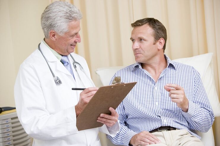 Médico y paciente antes de la cirugía de agrandamiento del pene.