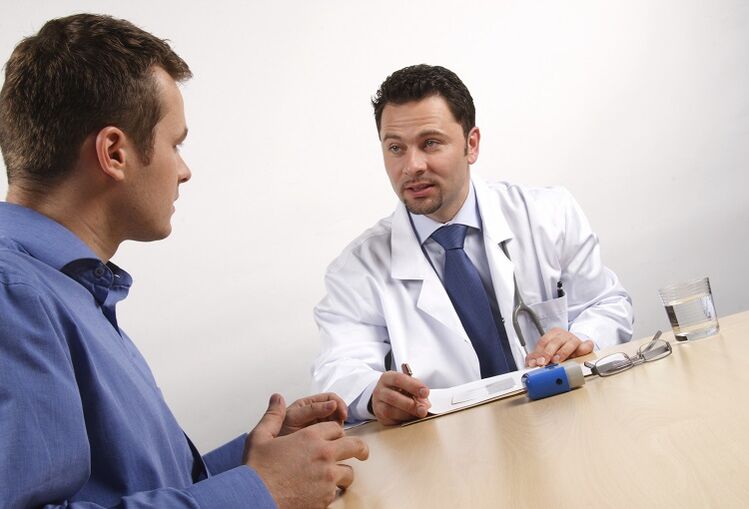 consulta con un médico antes de la cirugía de agrandamiento del pene